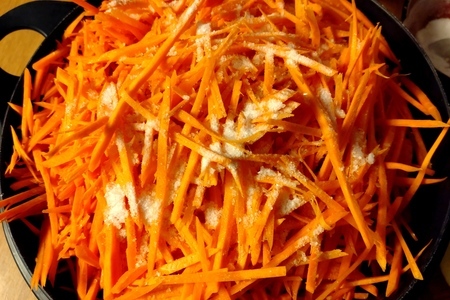 Морковь по-корейски с луком: шаг 4