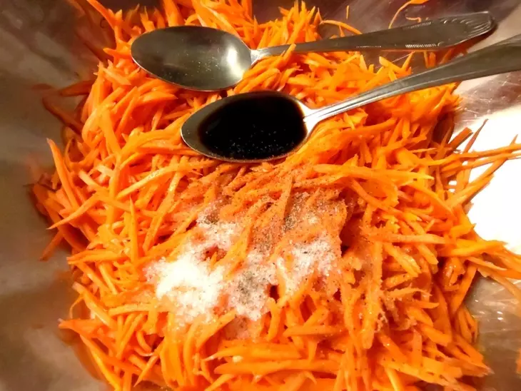 Морковь по-корейски с луком: шаг 5