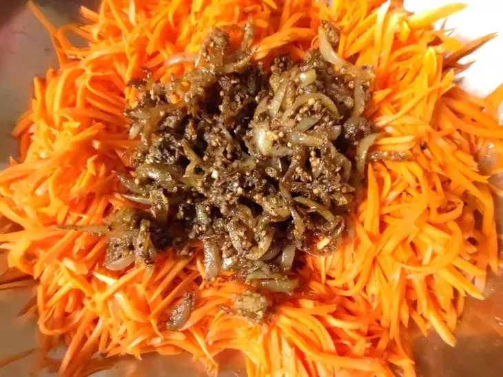 Морковь по-корейски с луком: шаг 9
