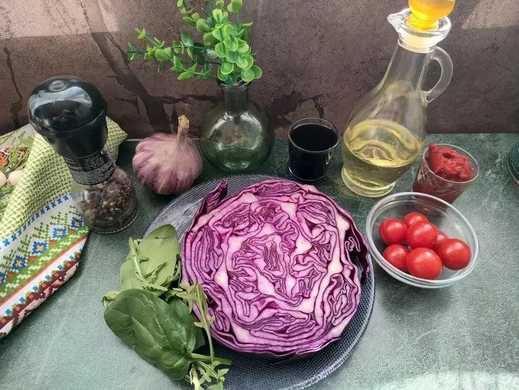 Стейк из краснокочанной капусты с томатоми: шаг 1