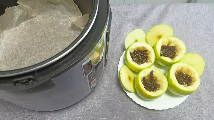 Яблоки с медом и изюмом: шаг 3