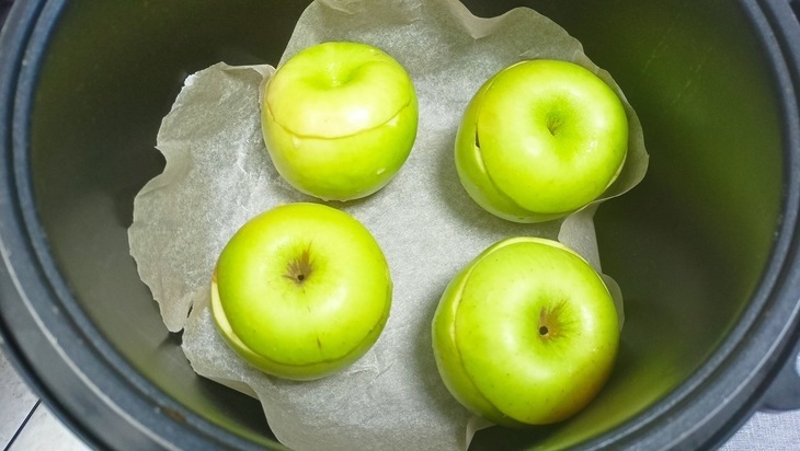 Яблоки с медом и изюмом: шаг 4