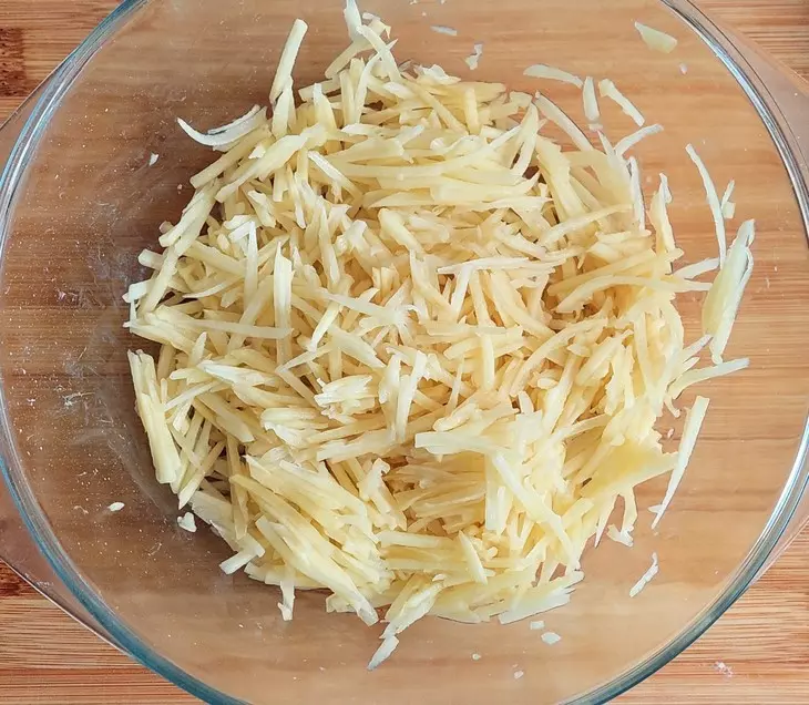 Пельменный рулет с картофелем и томатным соусом: шаг 3