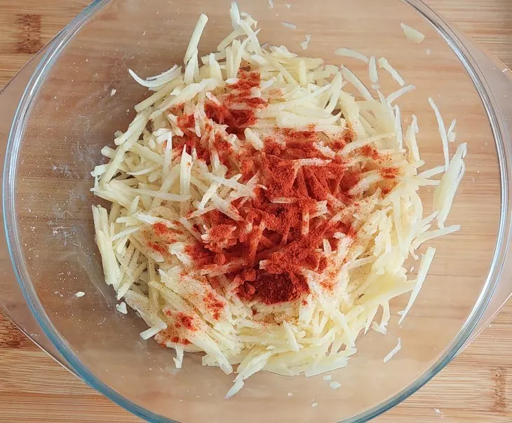Пельменный рулет с картофелем и томатным соусом: шаг 4