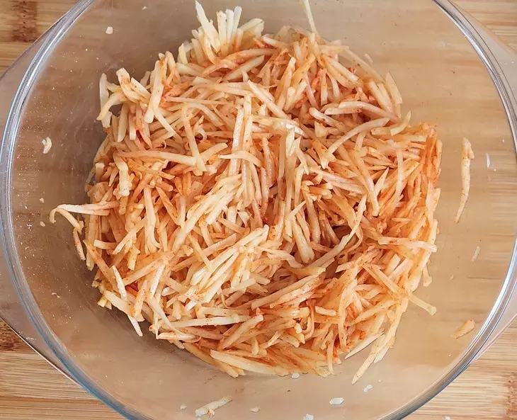 Пельменный рулет с картофелем и томатным соусом: шаг 5