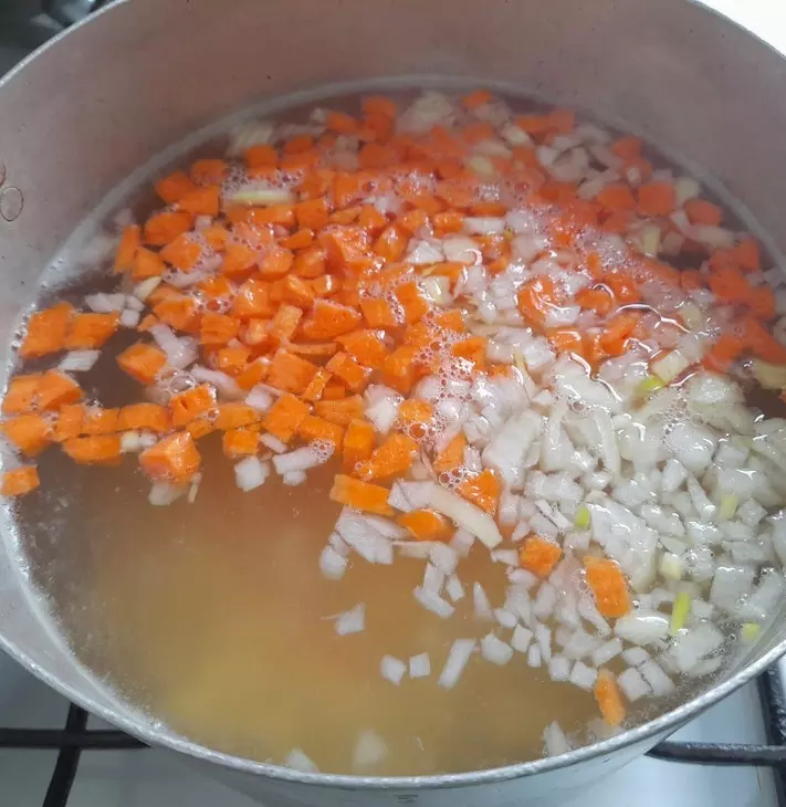 Суп с рыбой и горошком: шаг 3