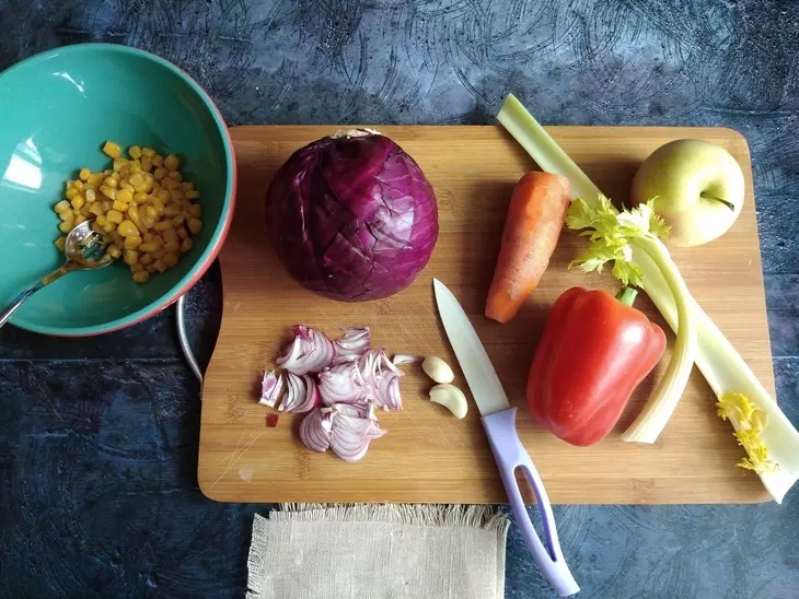 Салат с краснокочанной капустой: шаг 1