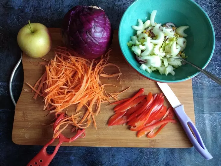 Салат с краснокочанной капустой: шаг 2
