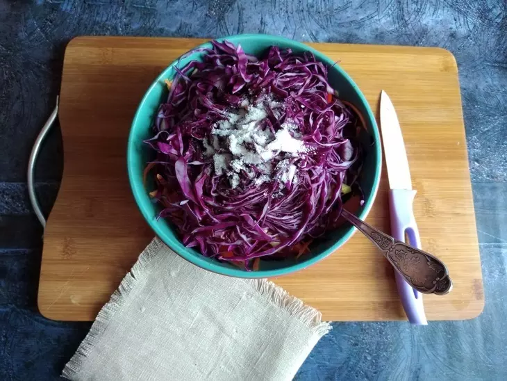 Салат с краснокочанной капустой: шаг 5