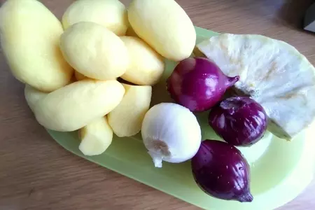Драники картофельные с луком и сельдереем: шаг 1