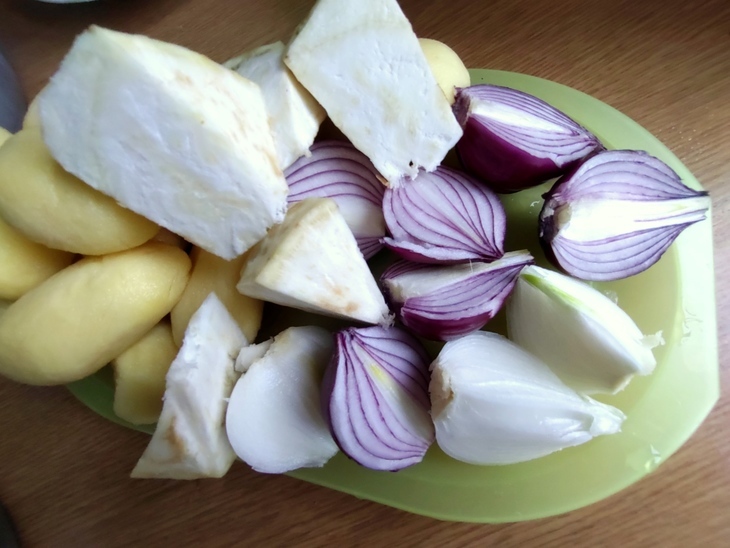 Драники картофельные с луком и сельдереем: шаг 2