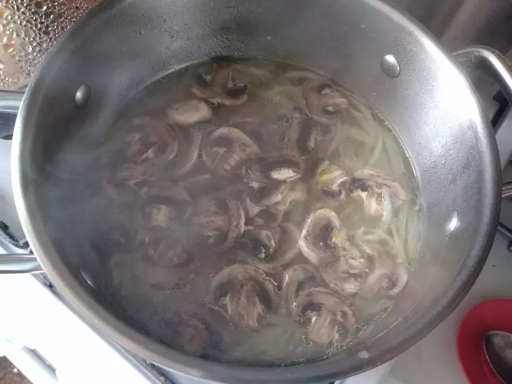 Грибной суп-лапша с сушёными шампиньонами: шаг 8