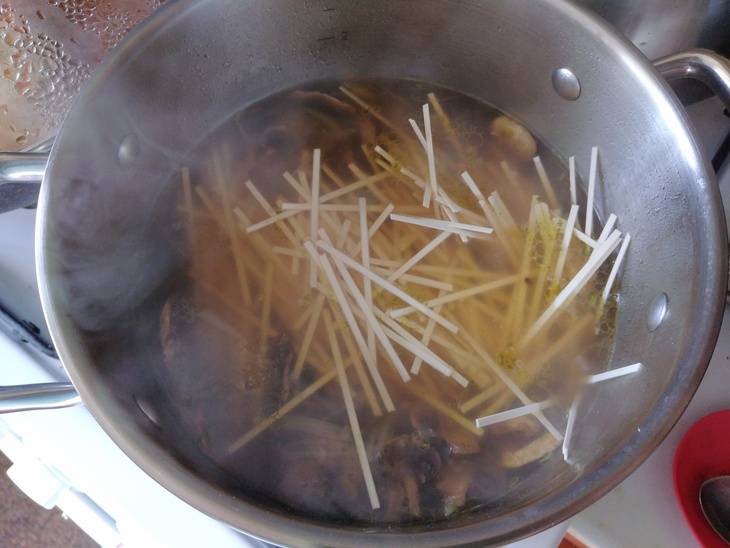 Грибной суп-лапша с сушёными шампиньонами: шаг 10