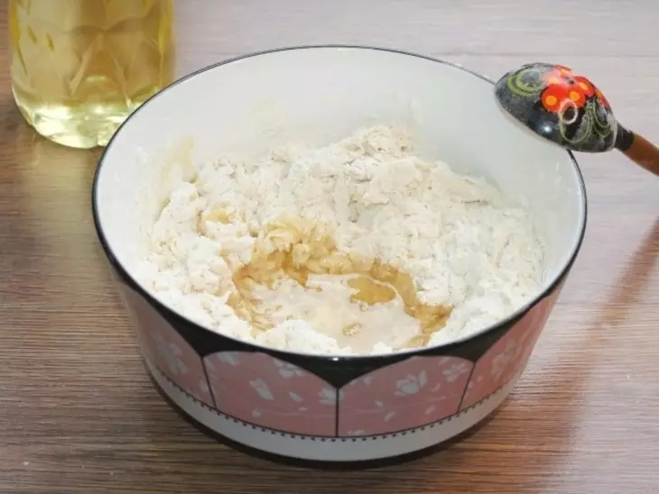 Рогалики на минералке с мармеладом и орешками: шаг 3