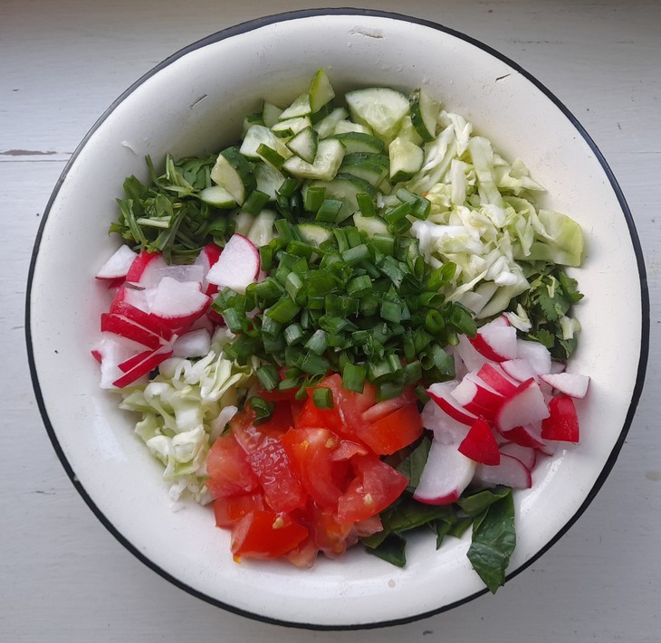 Салат из молодых овощей и зелени: шаг 9