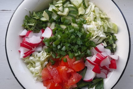 Салат из молодых овощей и зелени: шаг 9