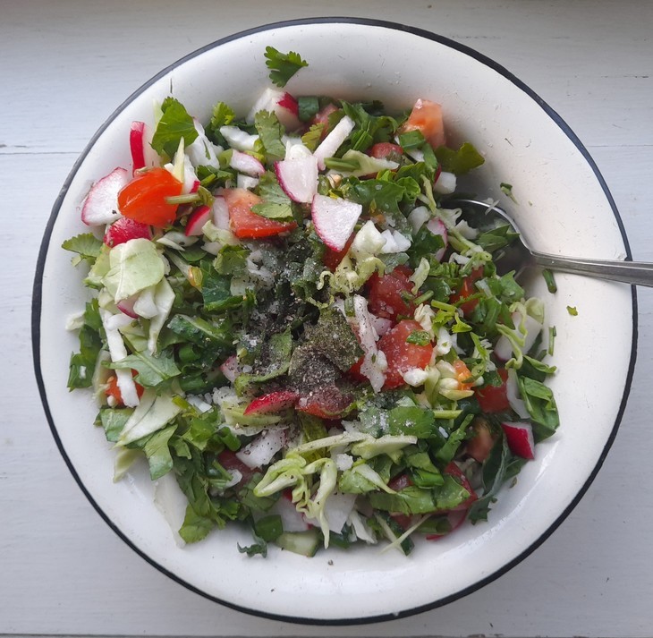 Салат из молодых овощей и зелени: шаг 10