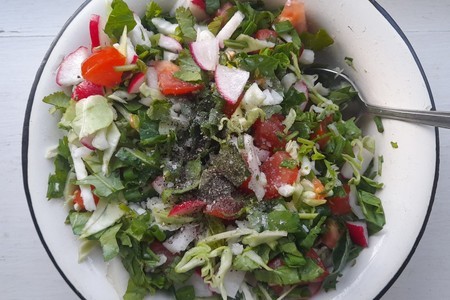 Салат из молодых овощей и зелени: шаг 10