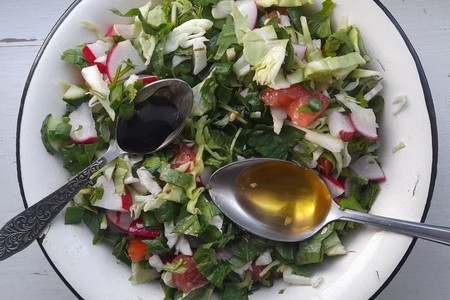 Салат из молодых овощей и зелени: шаг 11