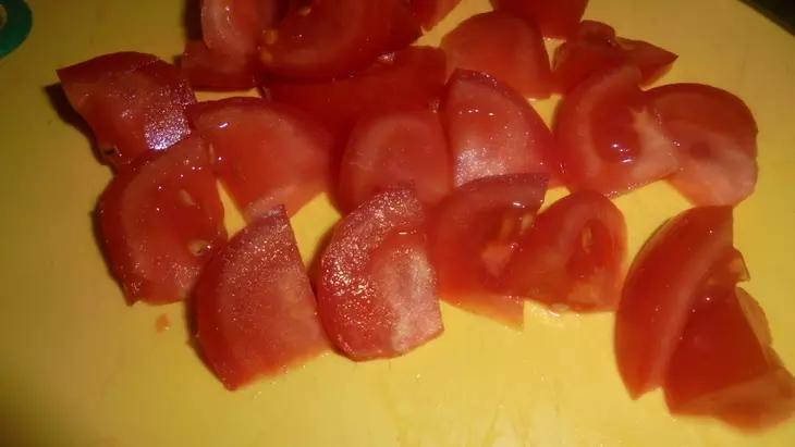 Салат со свеклой, помидорами и вяленой клюквой: шаг 2