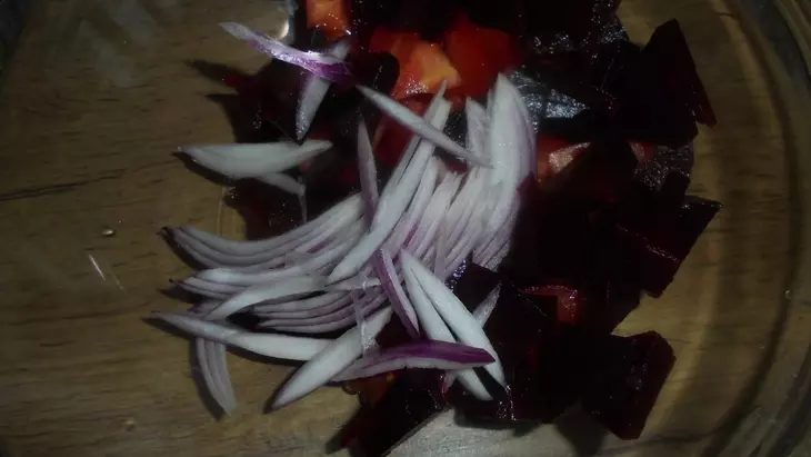 Салат со свеклой, помидорами и вяленой клюквой: шаг 4