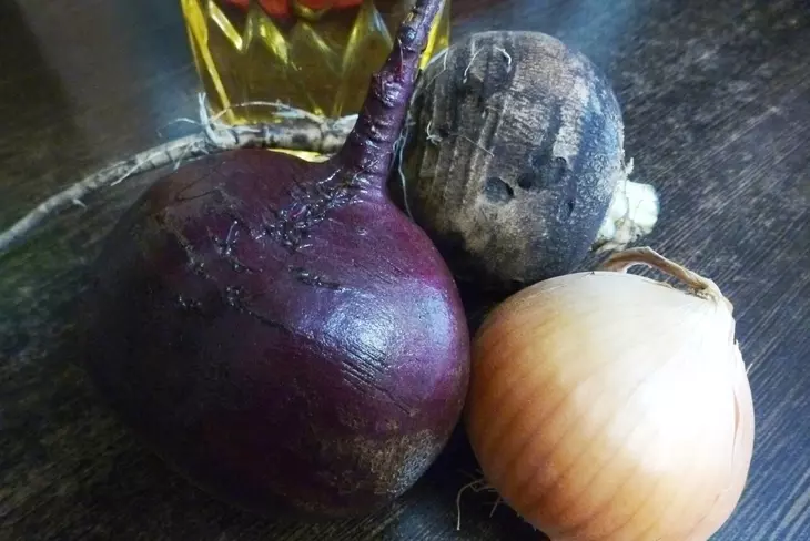 Салат из свёклы и редьки с жаренным луком: шаг 1