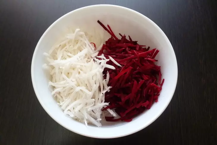 Салат из свёклы и редьки с жаренным луком: шаг 2