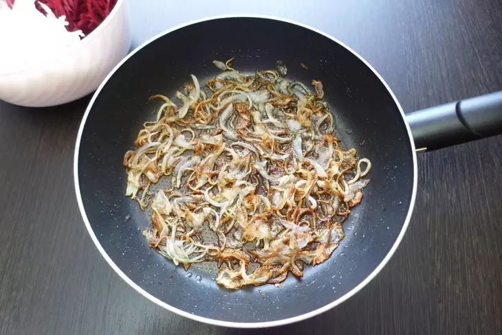 Салат из свёклы и редьки с жаренным луком: шаг 3