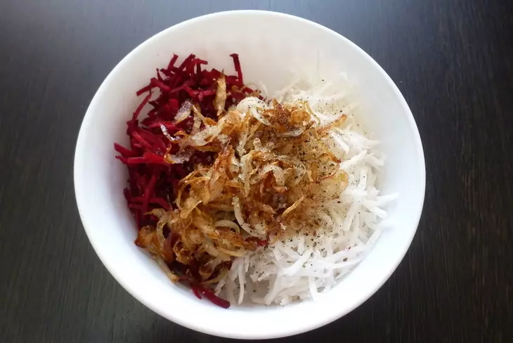 Салат из свёклы и редьки с жаренным луком: шаг 4