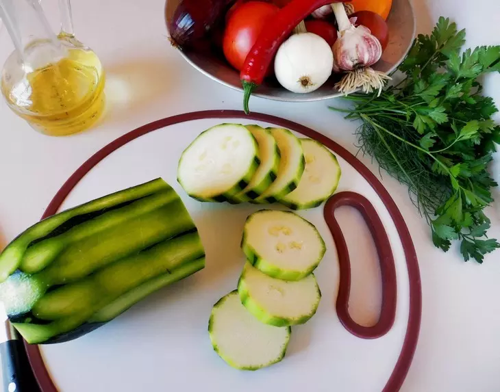 Закуска из кабачков с помидорами, чесноком и зеленью: шаг 2