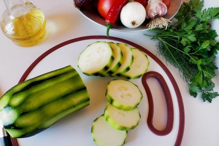 Закуска из кабачков с помидорами, чесноком и зеленью: шаг 2