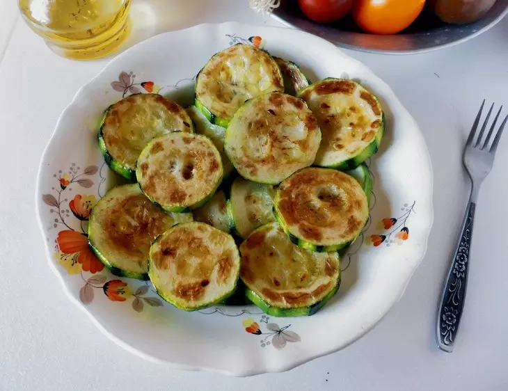 Закуска из кабачков с помидорами, чесноком и зеленью: шаг 3