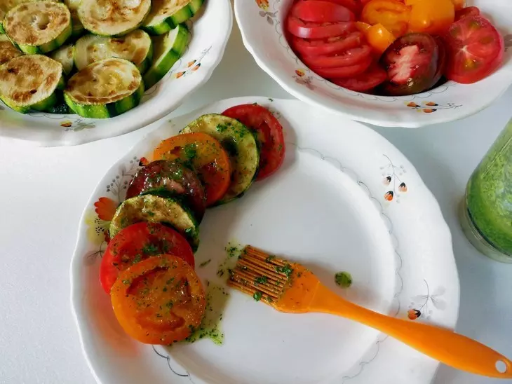Закуска из кабачков с помидорами, чесноком и зеленью: шаг 4