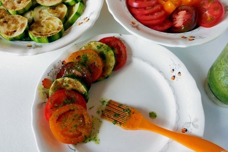 Закуска из кабачков с помидорами, чесноком и зеленью: шаг 4