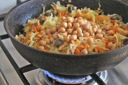 Braised cabbage with mushrooms and chickpeas: step 6