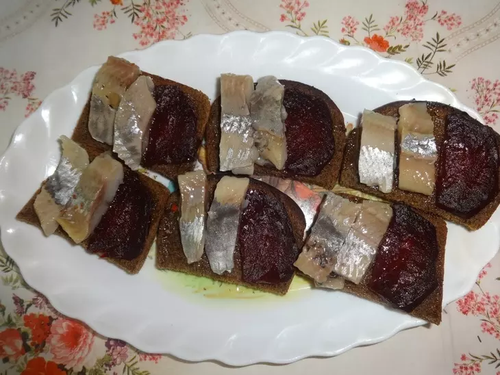 Бутерброды с сельдью и овощами: шаг 6