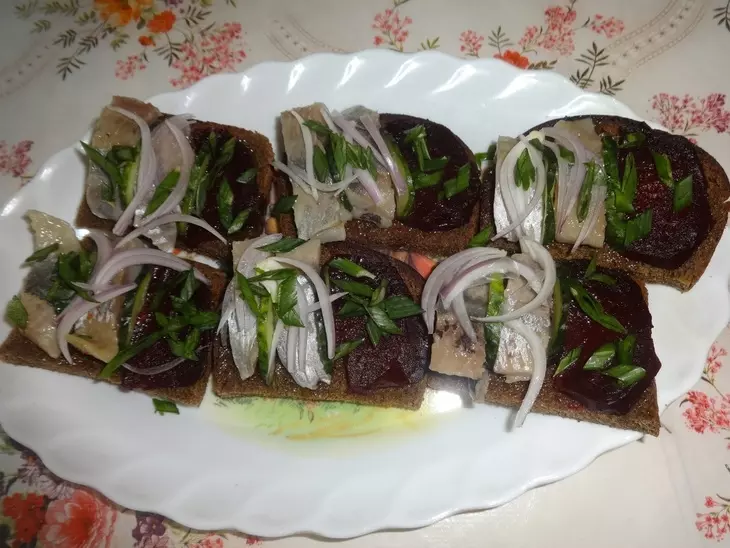 Бутерброды с сельдью и овощами: шаг 7