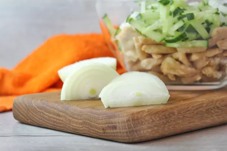 Салат с соевым мясом, огурцом и луком: шаг 5