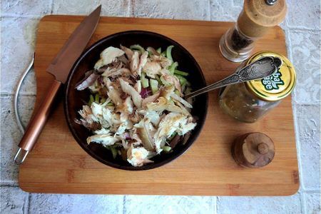 Картофельный салат со скумбрией горячего копчения: шаг 2