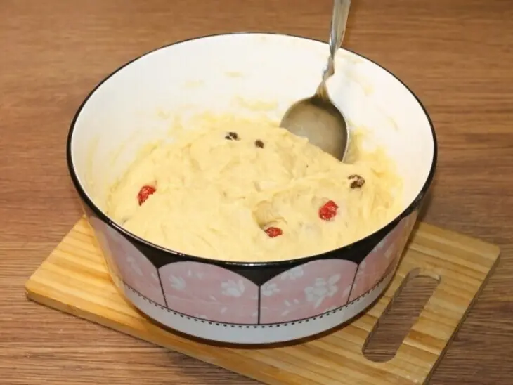 Куличи с изюмом и вишней: шаг 5