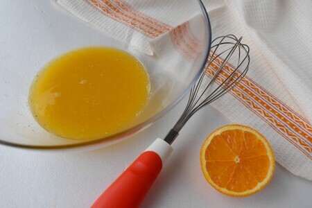 Постная яблочная шарлотка на апельсиновом соке: шаг 1
