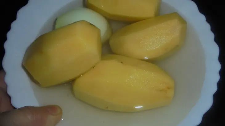 Шафранный картофель: шаг 1