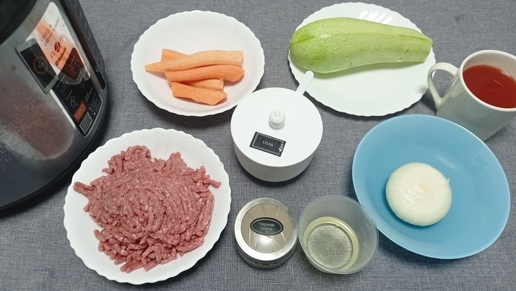 Тушёные кабачки с фаршем — рецепт ужина в мультиварке: шаг 1