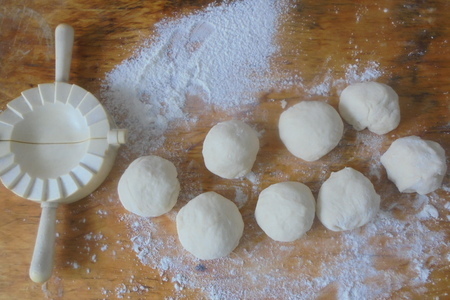 Пирожки с яйцами и зеленым луком на бездрожжевом тесте: шаг 6