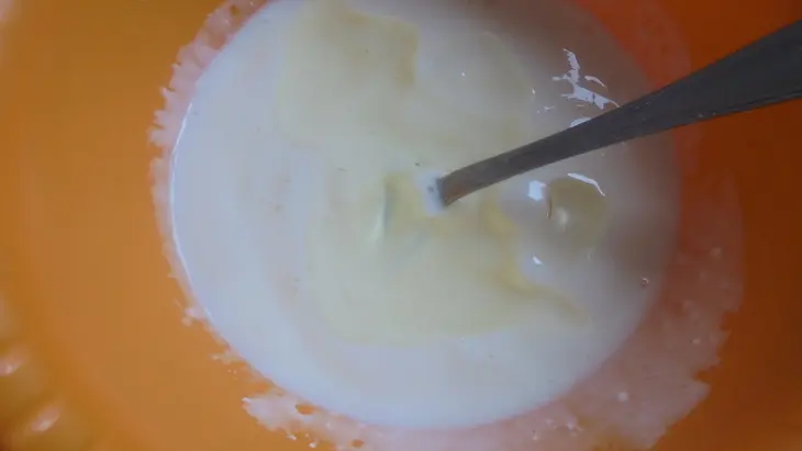 Ватрушки с черникой и кокосовой стружкой: шаг 2