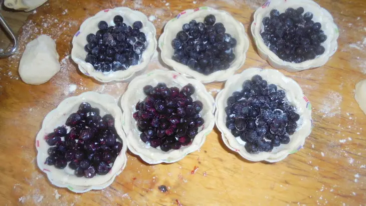 Ватрушки с черникой и кокосовой стружкой: шаг 6