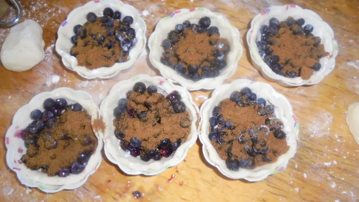 Ватрушки с черникой и кокосовой стружкой: шаг 7