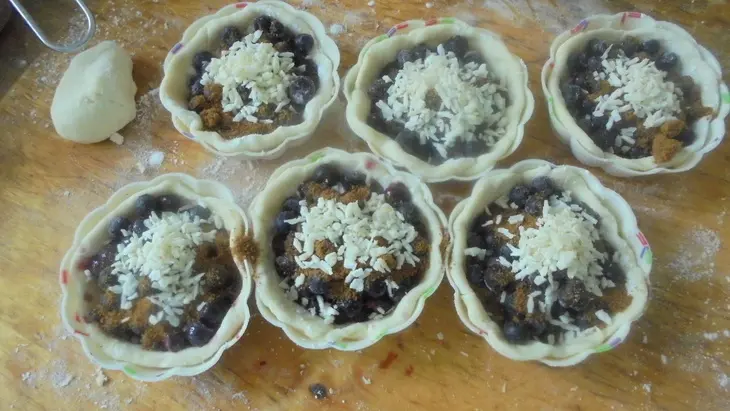 Ватрушки с черникой и кокосовой стружкой: шаг 8