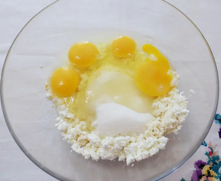 Творожная запеканка с консервированными ананасами: шаг 1