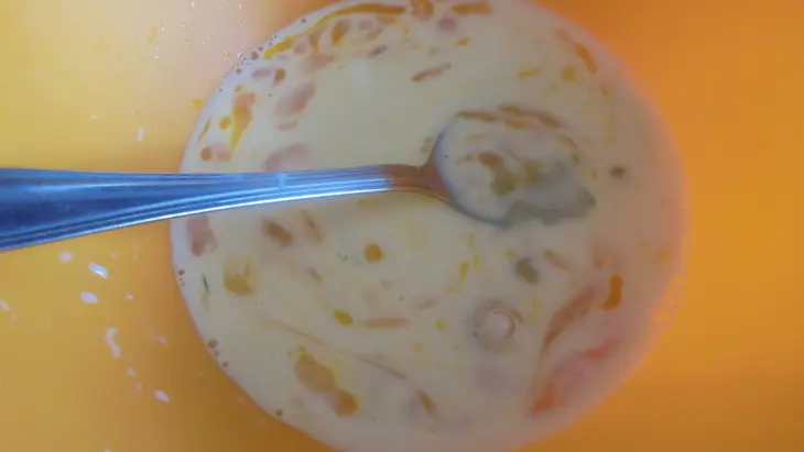 Пирожки с абрикосами и смородиной под нежной заливкой: шаг 2